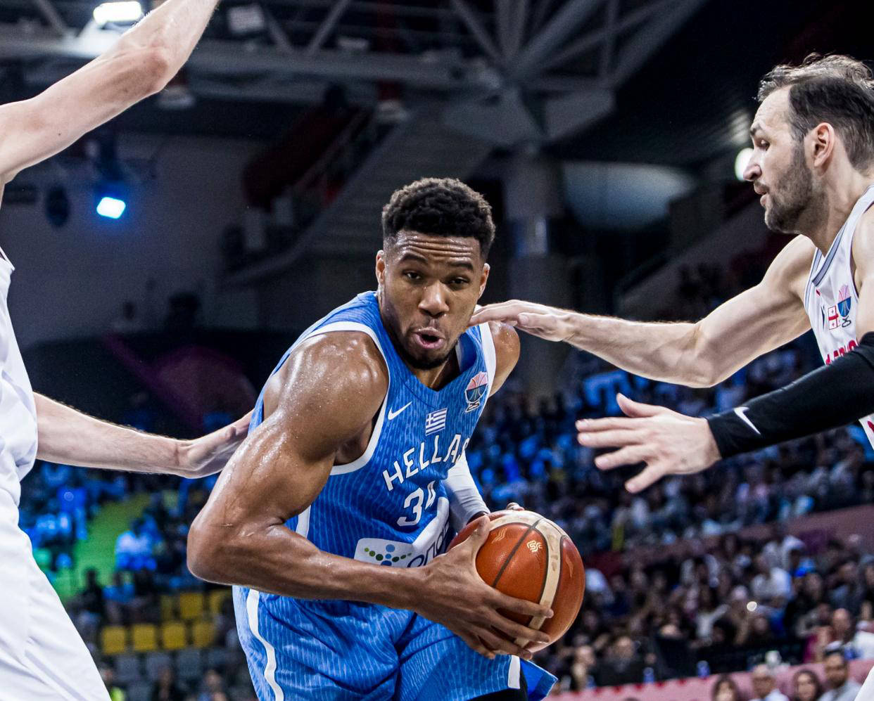 开云体育-关于字母哥回归赛场，连败首场状态亮眼，公牛观众沸腾！的信息